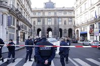 الكشف عن هوية المصري منفذ هجوم "اللوفر"