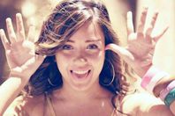 شاهد.. قبعة سارة سلامة تفضحها أمام الجمهور