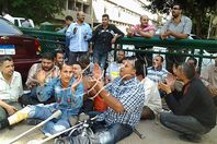 بالفيديو و الصور.. "التصفيق" وسيلة المعاقين لإيصال صوتهم لـ"الوزراء"