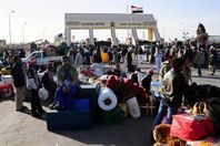 مغادرة 594 مصريًا وليبيا عبر منفذ السلوم