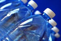 بالفيديو.. «البلاستيك» يزيد الأنوثة عند الرجال