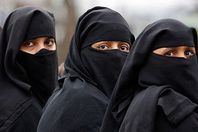 منتقبات جامعة القاهرة يواجهن "نصار" بالدستور