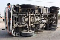 إصابة شخصين إثر انقلاب سيارة نصف نقل بالغردقة