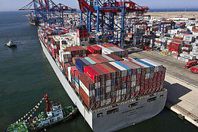 ميناء الإسكندرية يستقبل 300 ألف طن بضائع مختلفة