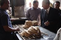 الهجان في جولة مفاجئة لمخابز قنا