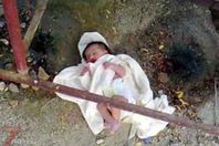 العثور على طفلة رضيعة في القمامة في الشرقية