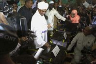 " البشير" يفوز بانتخابات الرئاسة بالسودان