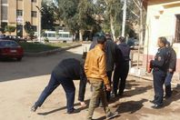 خبراء المفرقعات يفحصون جسمًا غريبًا بميدان الشون بالمحلة 