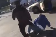 بالفيديو..علقة ساخنة لأمريكي انتخب "ترامب"