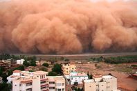 عاصفة رملية تدفن 16 قرية في إيران