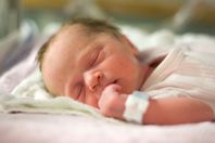 شاهد.. ولادة طفل بعد وفاة والدته بحادث