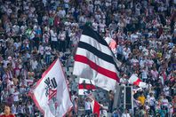 استقبال حافل من جمهور الزمالك للاعبي الابيض