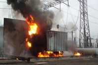 ارتفاع درجات الحرارة يتسبب في احتراق محول الكهرباء