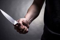 عاطل يقتل زوج أمه بسبب الميراث فى الصف