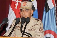 صدقي صبحي يشهد المناورة «نصر 13» ويشيد بدور القوات المسلحة في تأمين الحدود