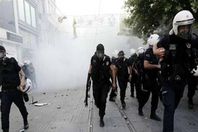 استخدام الغاز المسيل للدموع ضد مناهضي "ترامب"