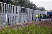 تشييد جدار في فرنسا لمنع الهجرة إلى بريطانيا