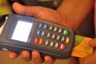 وقف 900 بطاقة تموين للتلاعب فيها