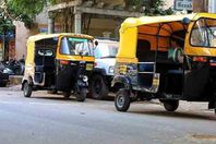 مصرع طفلة صدمها "توك توك" بالمنوفية