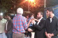 بالصور.. طارق النهري يداعب نجل وائل نور