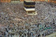 بالفيديو: بكاء مؤثر لإمام المسجد النبوي أثناء قراءة "الفاتحة"