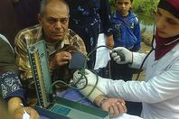 الكشف على 1056 مواطنًا في قافلة طبية بأسيوط