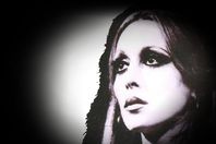 ابنة فيروز : " الكلاب تنبح والقافلة تسيرْ"