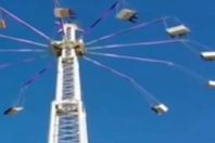 فيديو.. لحظات مرعبة لاصطدام عربة ملاهي بأخرى