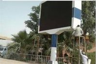 شاشات عرض بشوارع  القاهرة  لعرض تنصيب السيسى