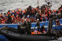 خفر السواحل التركي ينقذ مهاجرين بعد غرق مركبهم