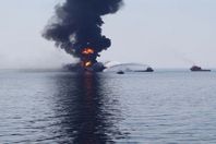 إنقاذ 13 بحارًا بعد اشتعال النيران فى مركب بالبحر الأحمر