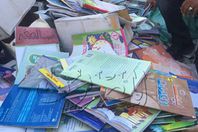 بالصور.. ضبط كتب مدرسية تباع على الأرصفة بشبرا الخيمة