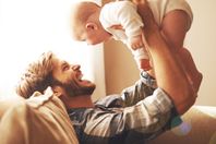 " العناق" يقوي علاقة الوالد بأطفاله