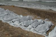 البحر يجرف 74 جثة لمهاجرين إلى شواطئ ليبيا