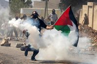 إصابات واختناقات برصاص قوة عسكرية إسرائيلية قرب رام الله