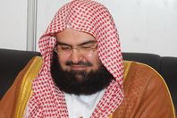 يقبل رأس السديس.. فماذا حدث له؟!