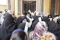 إعانات شهرية للمطلقات والأرامل بالبحر الأحمر