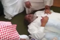 بالفيديو.. لحظة وفاة مسن أثناء ترديده الآذان بمكة