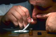 مدمن يبيع جسد شقيقته مقابل جرعة هيروين