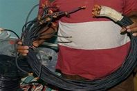 ضبط عاطل وفرار آخر أثناء سرقتهما كابلات سكة حديد