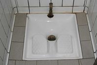 {للمهاريش فقط}.. "أروع الأفكار تأتيك في المرحاض البلدي !!"