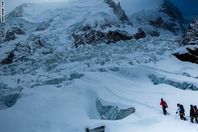 شاهد.. انسجام جبال الألب الفرنسية مع الجليد