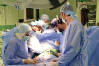 أطباء يخرجون "مقص" من بطن مريض بعد 18 عاما