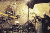 انتشال 11 عاملا من داخل منجم ذهب مهجور بجنوب أفريقيا