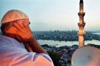 بالصورة.. يلفظ أنفاسه بعد رفعه أذان الفجر