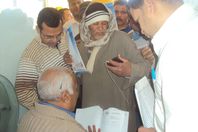 بالصور.. إقبال كبير علي قافلة فيروس سي بالغردقة