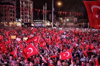 الأتراك يتحدون الدولار