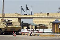 تجمهر أهالي ألتراس ثورجي أمام بوابة سجن طره لرؤية المتهمين قبل محاكمتهم