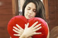 "القلق" يحطم قلوب النساء