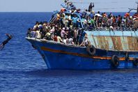 حبس 18 بينهم 4 من المتورطين فى غرق مركب رشيد